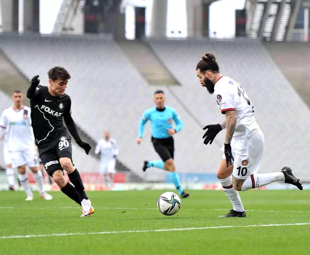 Spor Toto Süper Lig: Fatih Karagümrük: 0 Altay: 0 (İlk yarı)