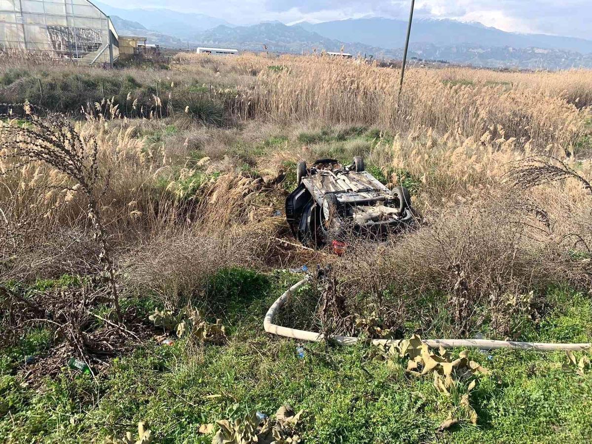 Ters dönen araçtan sağ çıktılar