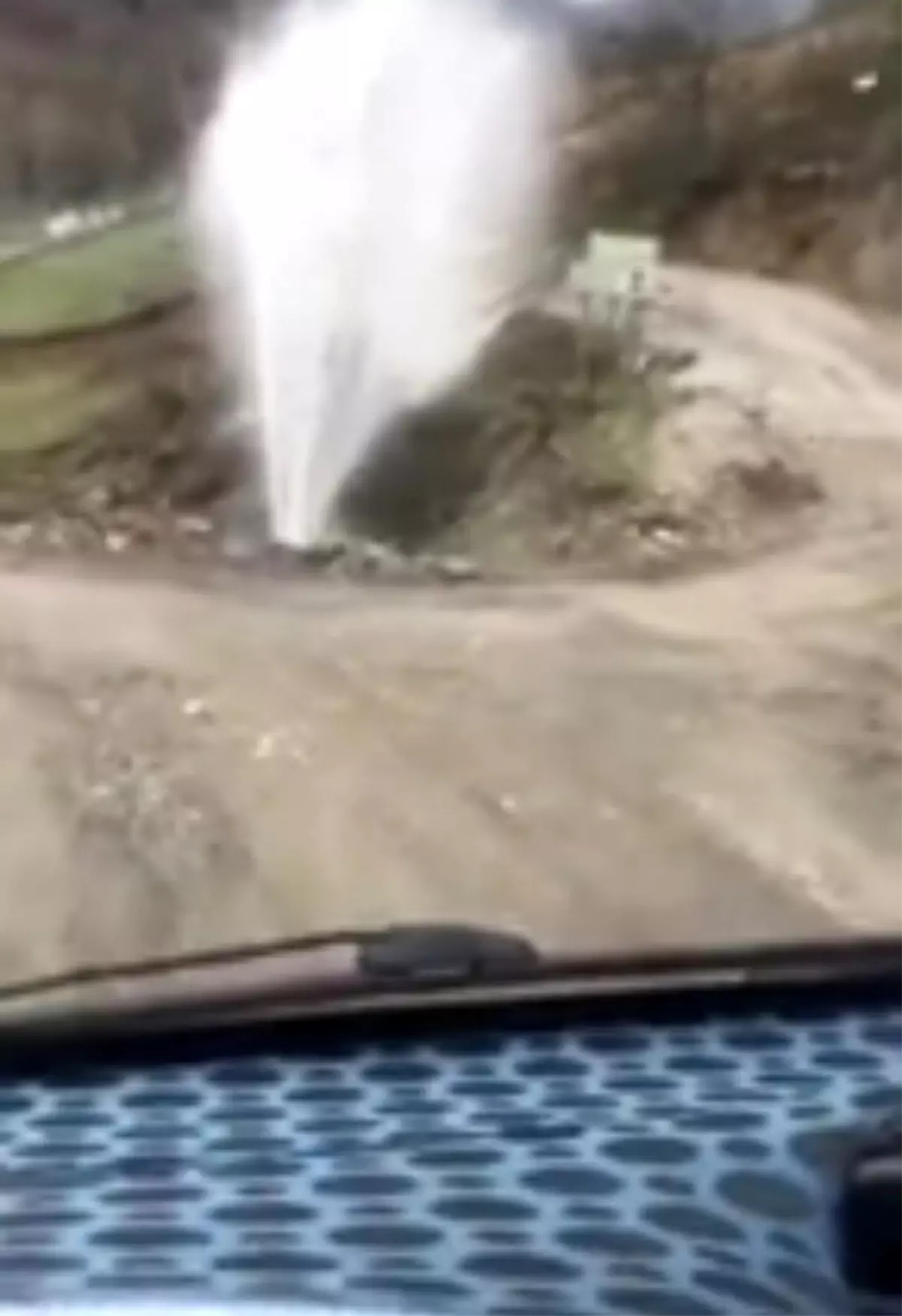 Türkeli'de su borusu patladı, basınçlı su gökyüzüne fışkırdı