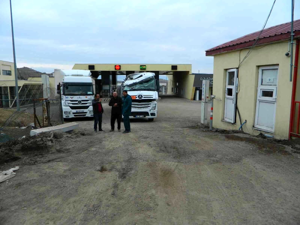 Türkgözü Sınır Kapısı\'ndan sadece tırların geçişine izin veriliyor
