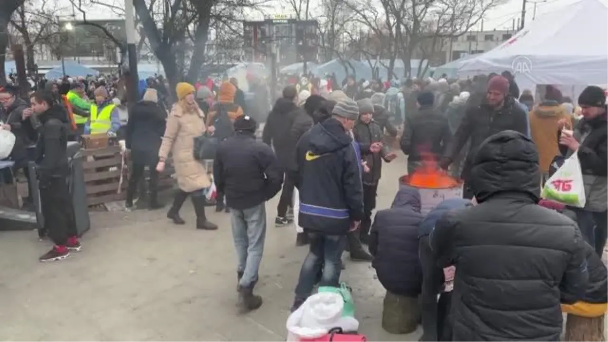 Ukrayna'dan ayrılmak zorunda kalanların Lviv tren istasyonundaki bekleyişi sürüyor