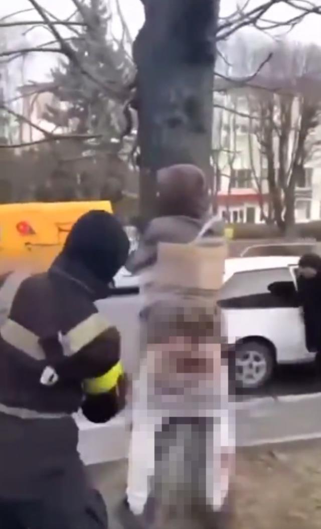 Ukrayna halkından yağmacılara linç! Çırılçıplak soyup direğe bağlayarak kemerle dövdüler