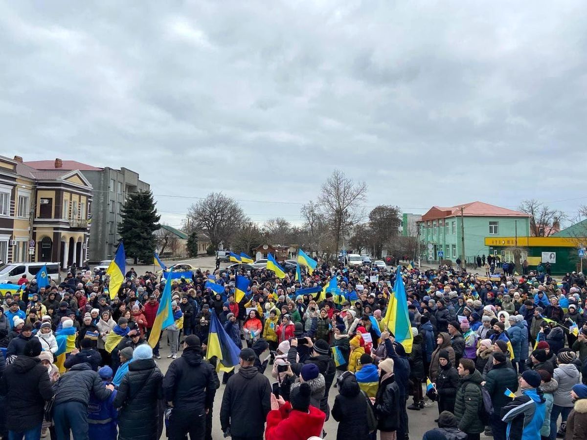 Ukraynalılar, Herson\'da Rus ordusunu protesto etti