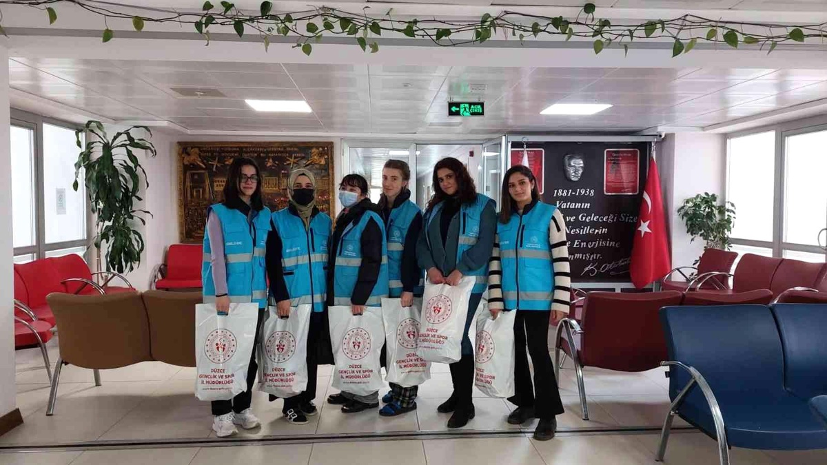 Üniversite öğrencileri \'Kardeşimin Dolabı\' projesi başlattı