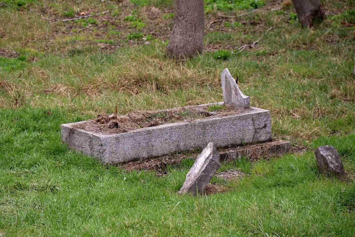 Yeri değişen mezarlıktan geriye kalan kabirlerin içler acısı hali