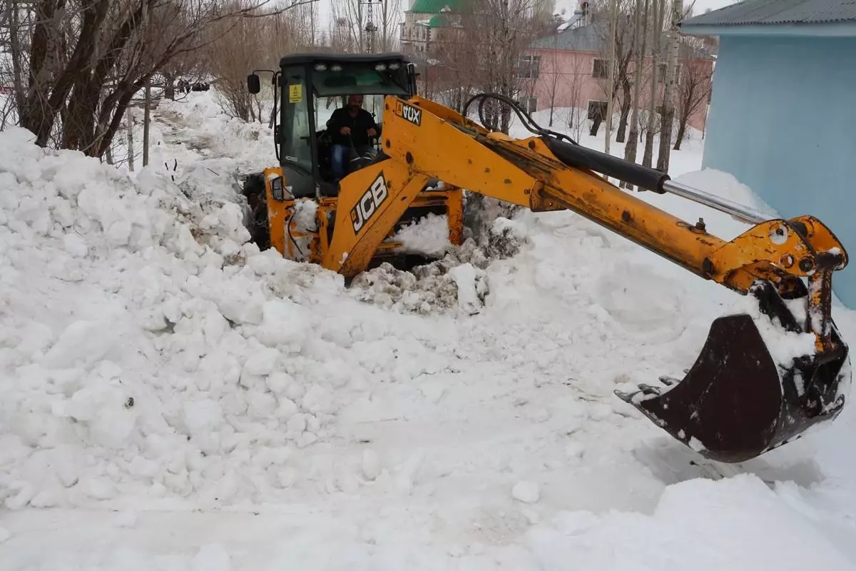 Yolu karla kapanan köydeki KOAH hastası için ekipler seferber oldu