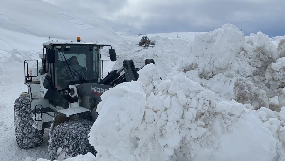 2 bin 800 rakımda karla mücadele çalışması
