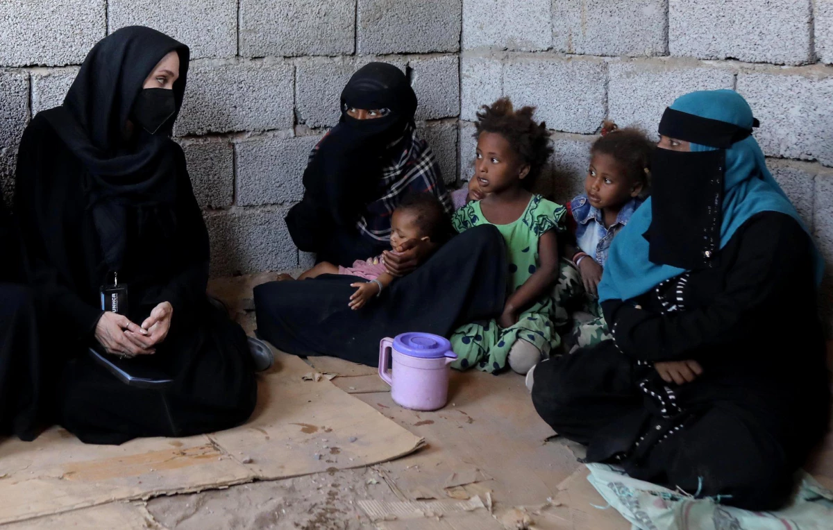 Angelina Jolie, Yemen\'de bir sığınmacı kampını ziyaret etti