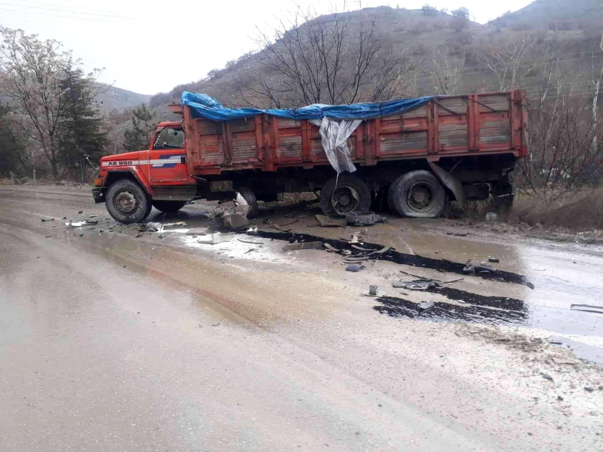 Ankara\'da viraja hızlı giren çekici iki kamyona çarptı: 1 yaralı