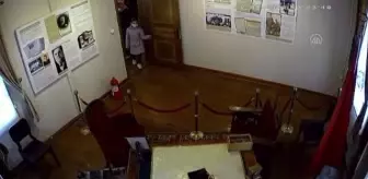 Atatürk heykelini selamlayan miniklerin görüntüsü duygulandırdı