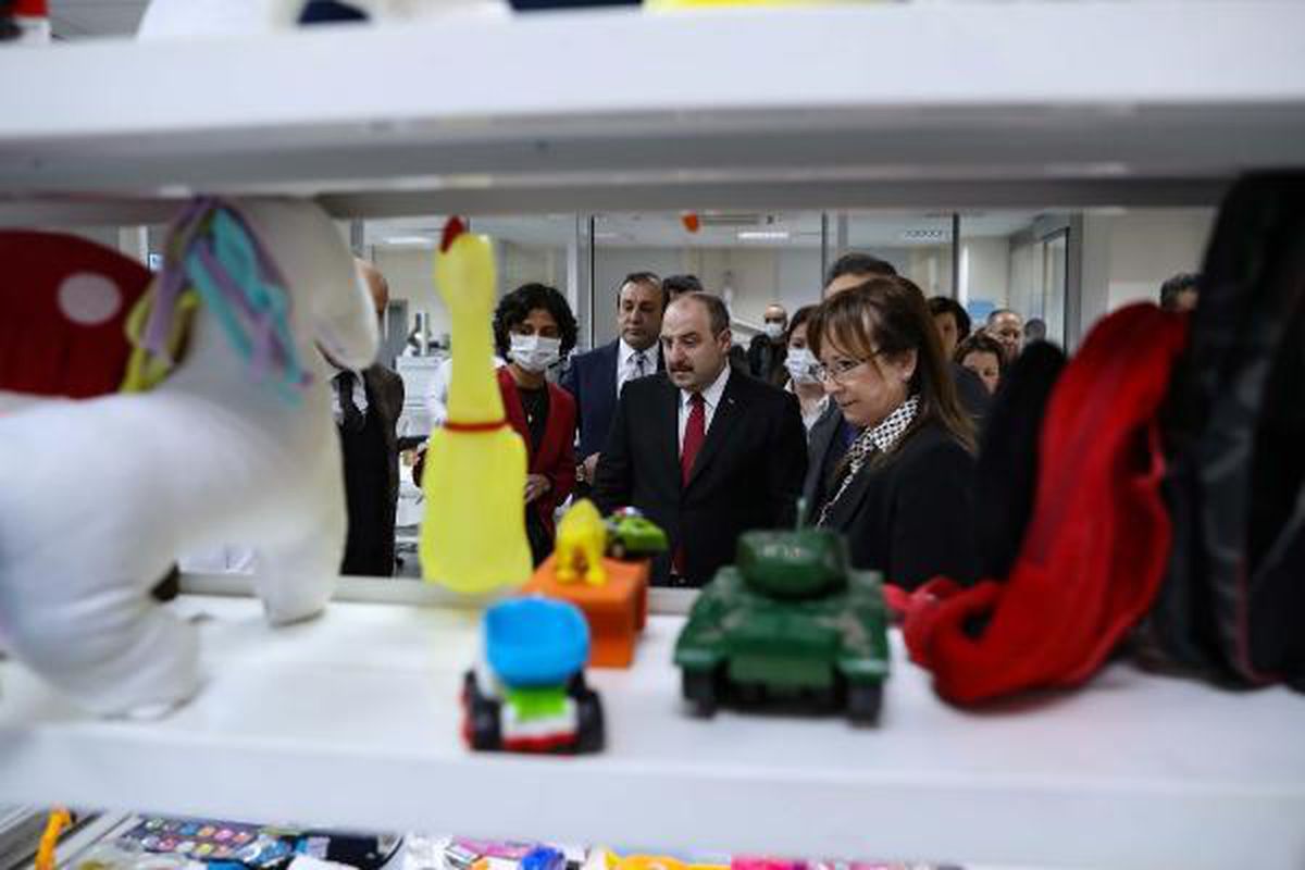 Son dakika haber: Bakan Varank, İHKİB Ekoteks Laboratuvar Merkezi'ni ziyaret etti (3)