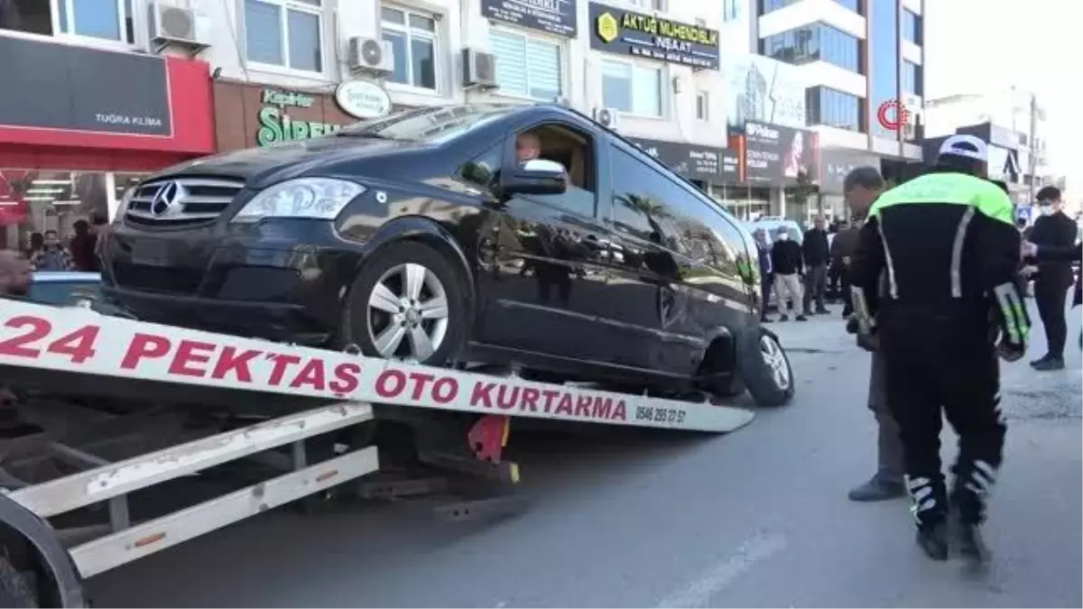 Bakan Yanık\'ın ziyareti sırasında başkanın makam aracına çarptılar