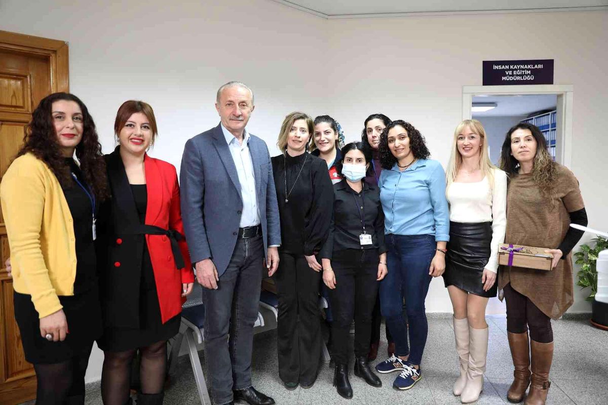 Başkan Atabay kadın personellerini unutmadı