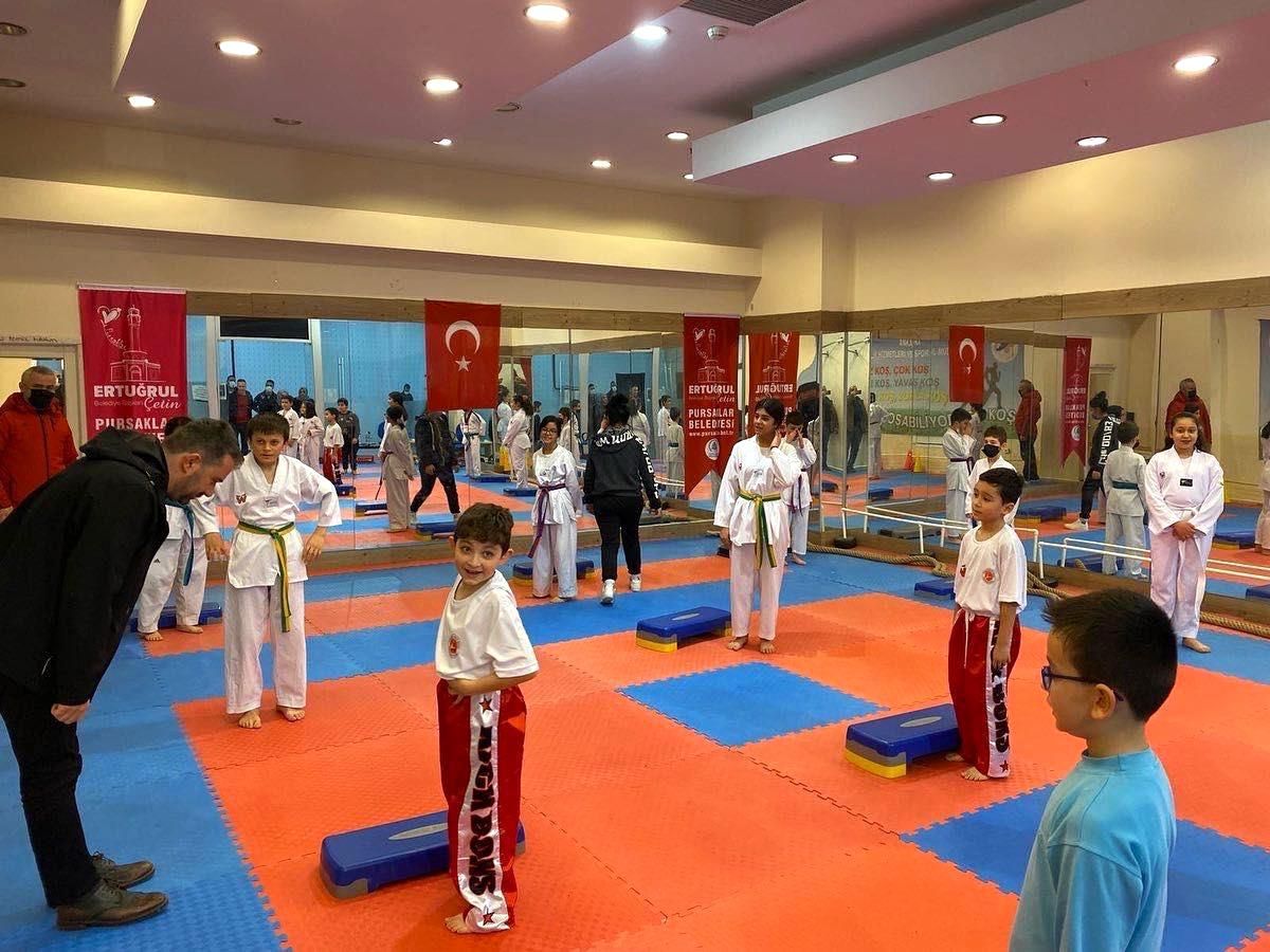 Başkan Ertuğrul Çetin tekvandocuları selamladı