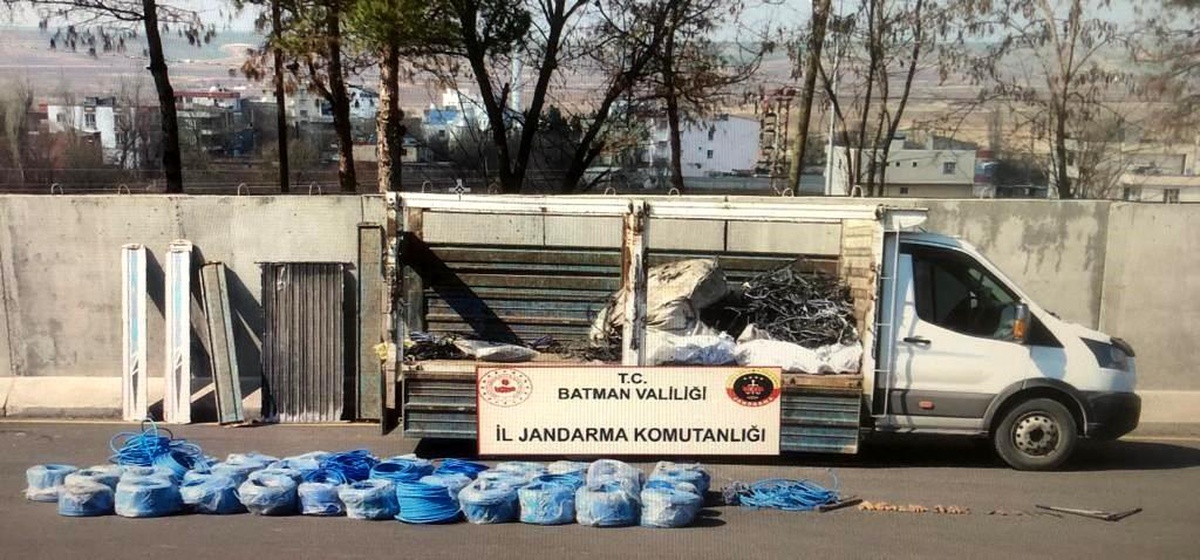 Batman\'da kontrol noktasında durdurulan kamyonette çalıntı kablo ele geçirildi