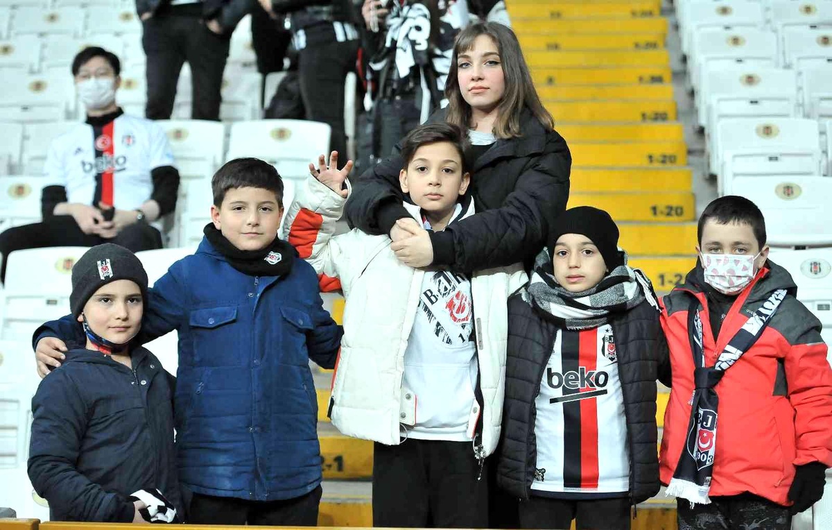Beşiktaş tribünlerine kadınlar renk kattı