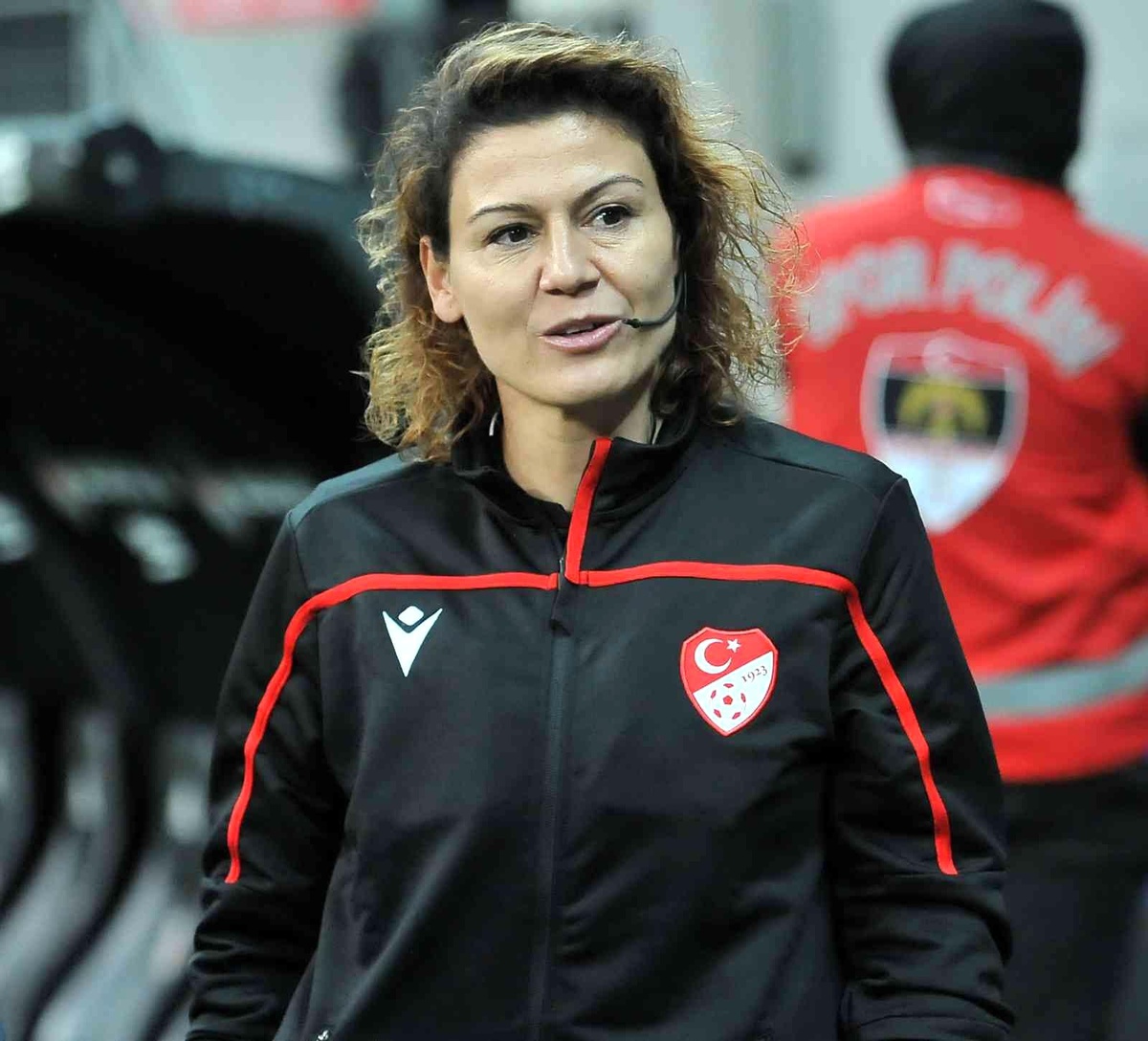 Beşiktaşlı futbolcular, Melis Özçiğdem\'e gül verdi