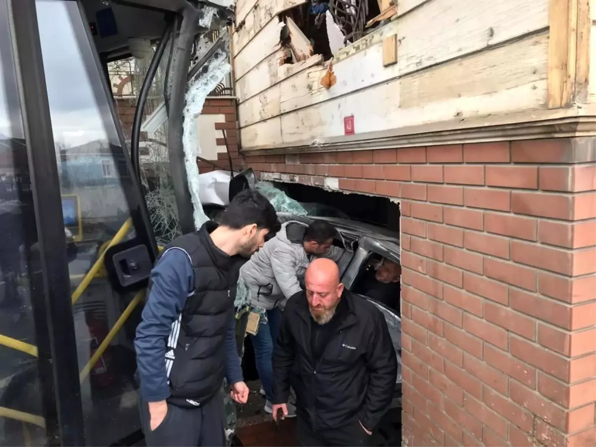 Beykoz\'da pedalı sıkışan özel halk otobüsü dehşet saçtı: 6 yaralı- Otobüsün önünde sürüklediği otomobil evin duvarını kırıp içine girdi