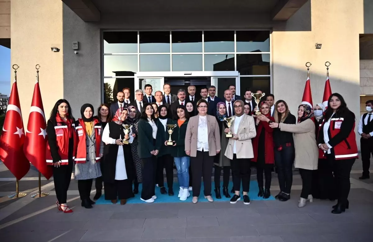 Bocce turnuvasında dereceye giren takımlar kupalarını Bakan Yanık\'tan aldı