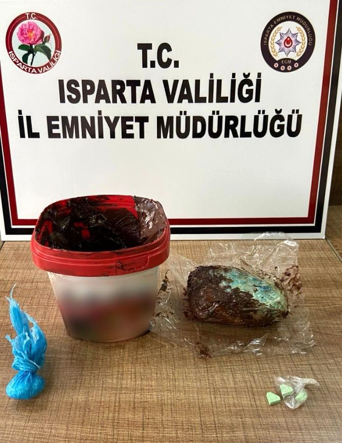 Çikolata kavanozuna uyuşturucu sakladı