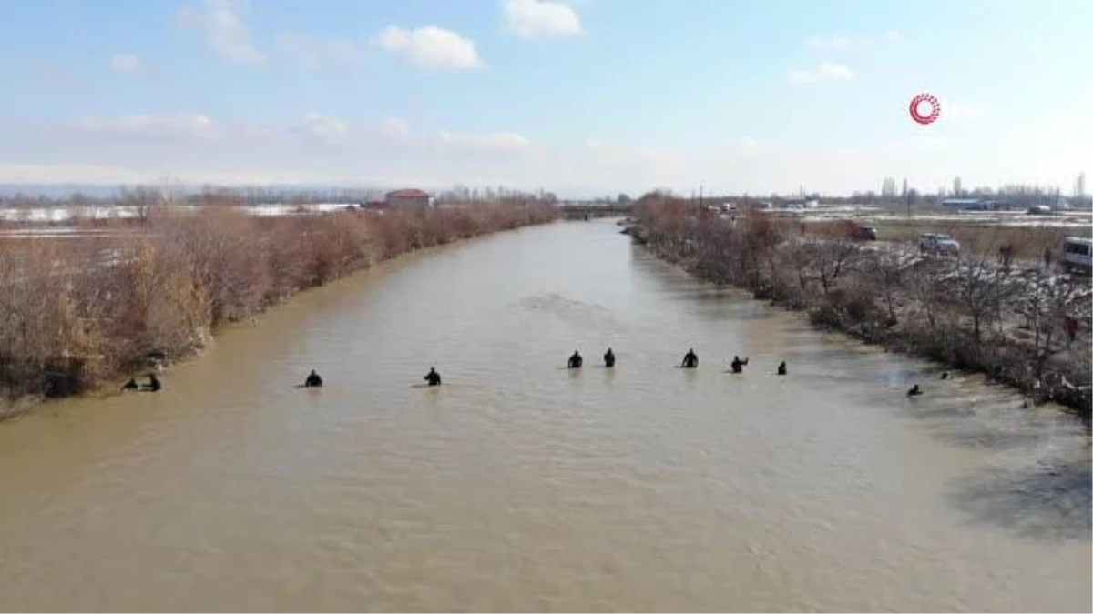 Dalgıç polisler Karasu Nehri\'nde Yağmur\'u aramaya devam ediyor
