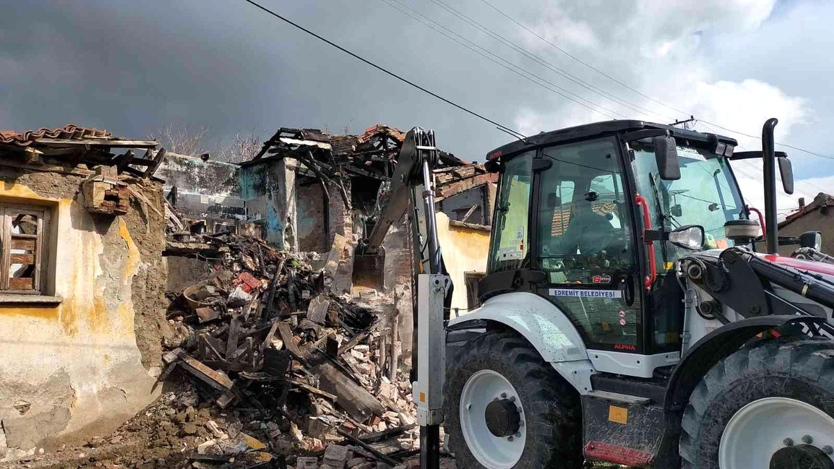 Edremit\'te güvenliği tehlikeye sokan 125 metruk bina yıkıldı