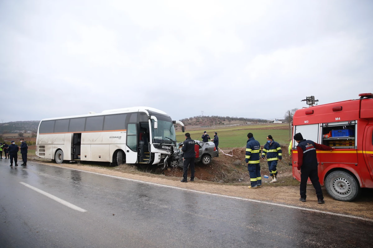 Son dakika: Eskişehir\'de servis otobüsüyle otomobil çarpıştı, 3 kişi öldü, bir kişi yaralandı