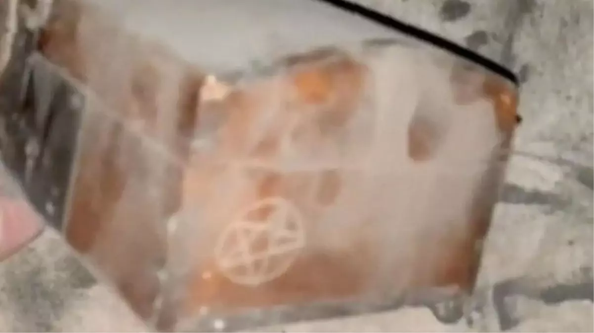 Evinde tadilat yaptıran adam, duvarda tozlu sandık buldu! Üzerindeki 'Açmayın' notuna aldırmadı