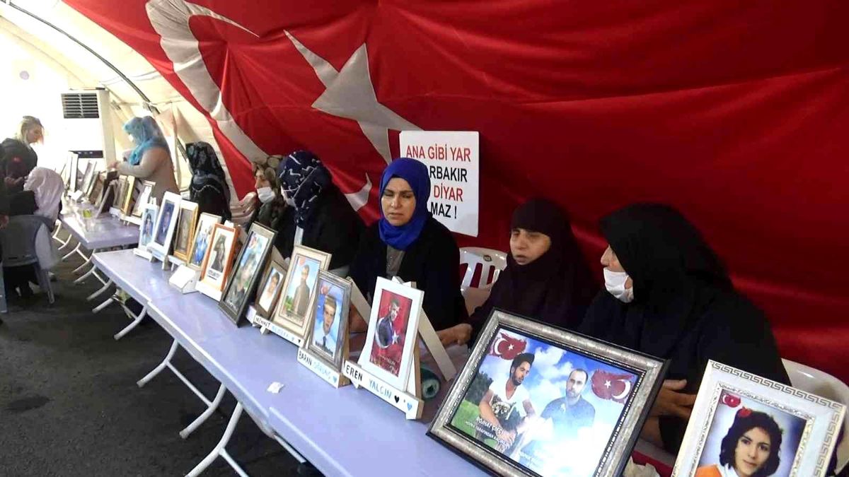 Evlat nöbetindeki aileler 917 gündür sorumlu buldukları HDP'nin kapısında