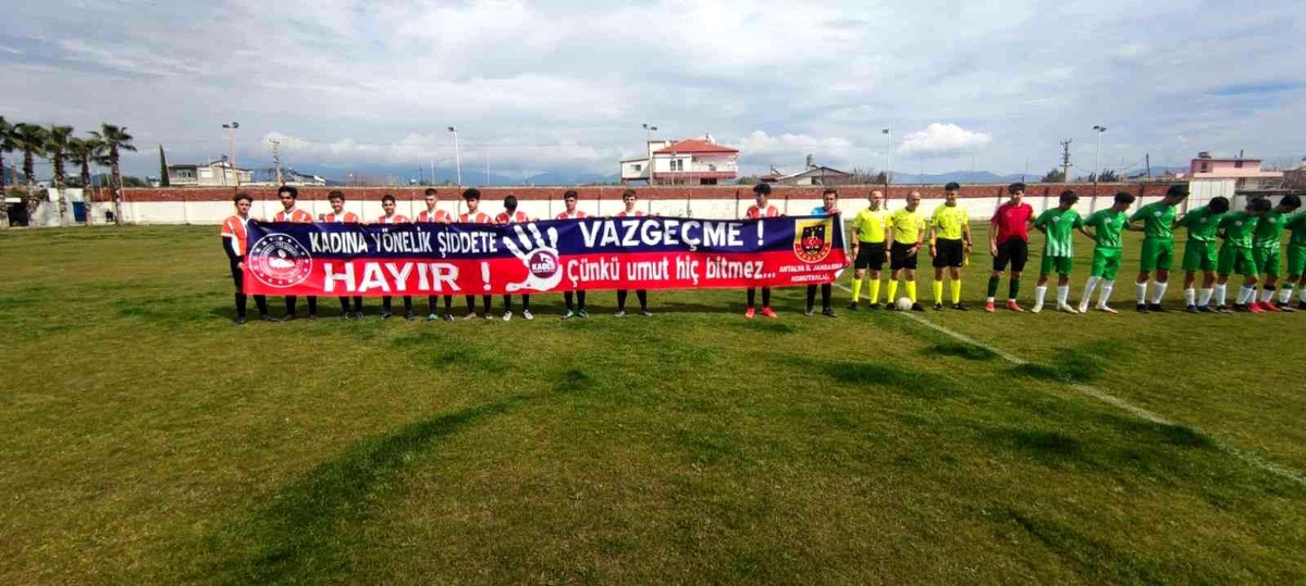 Son dakika haberi! Futbol maçında jandarmadan \'Kadına şiddete hayır\' pankartı