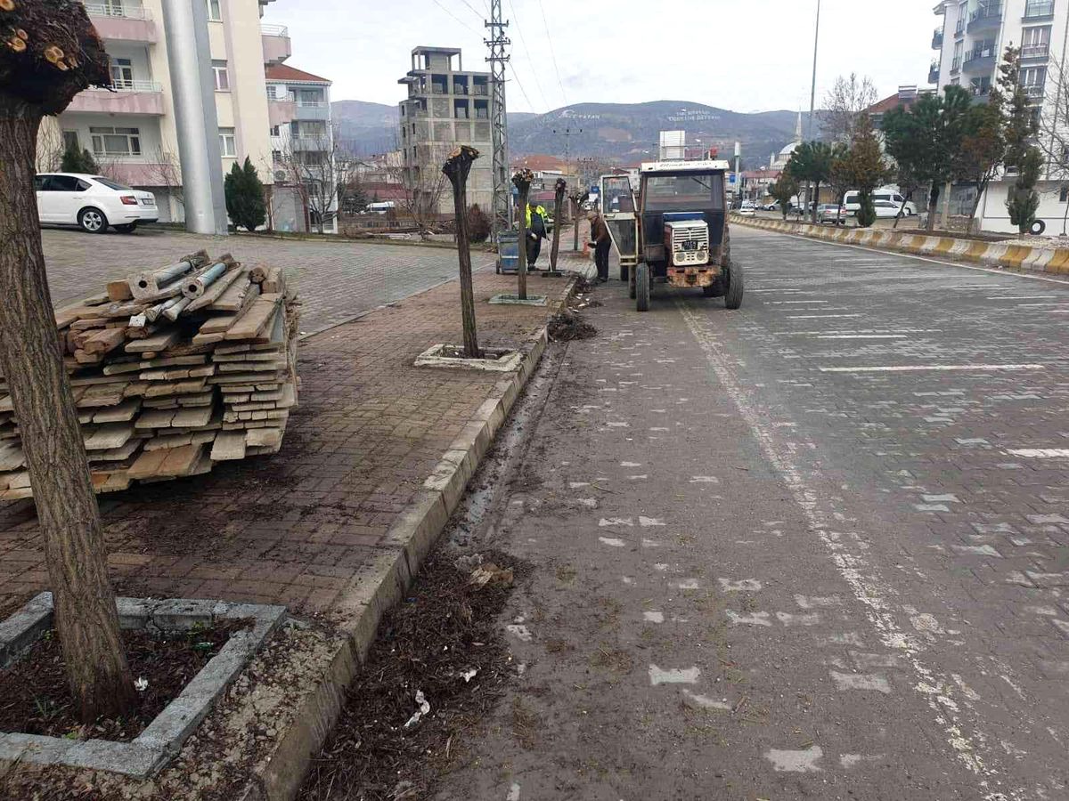 Gölbaşı\'nda yağmur kanallarını temizliyor
