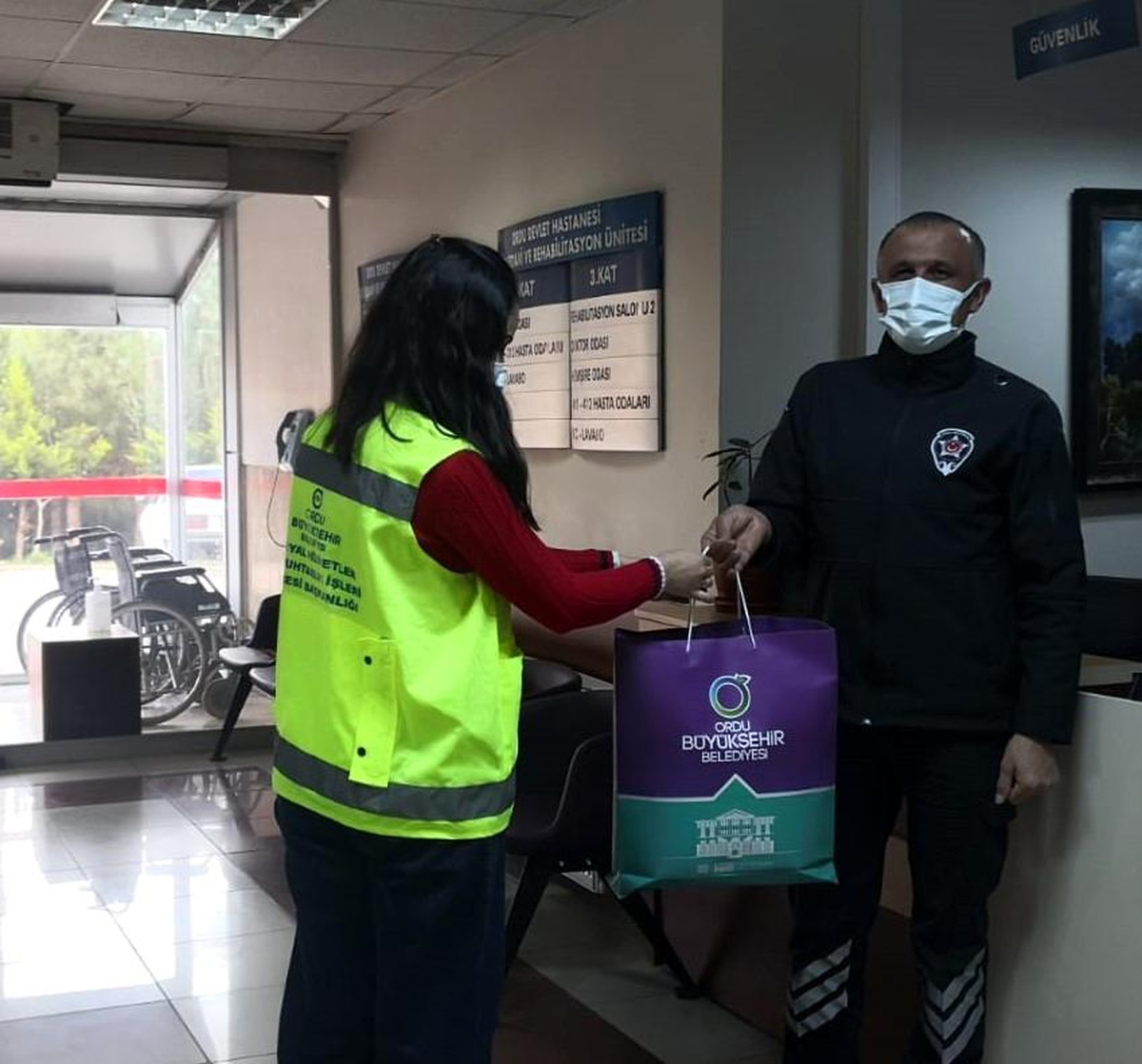 Hastanede yalnız kalan yaşlı adamın imdadına Belediye yetişti