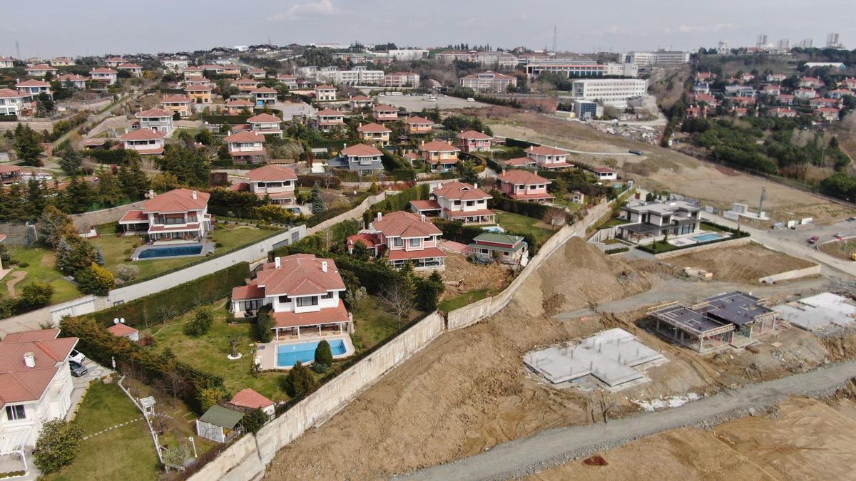 Büyükçekmece'de inşaat nedeniyle kayan milyonluk villalarda son durum havadan görüntülendi