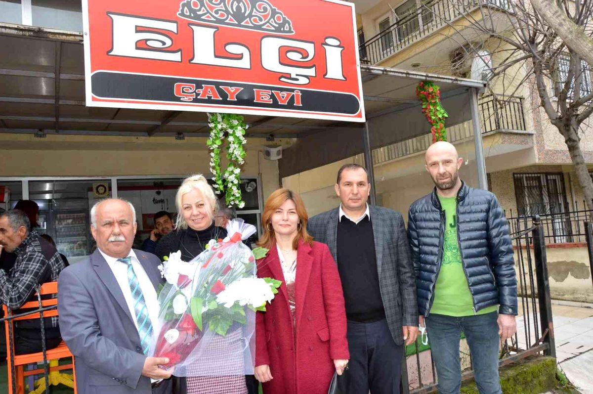 Kadın kahvecilere çiçekli kutlama