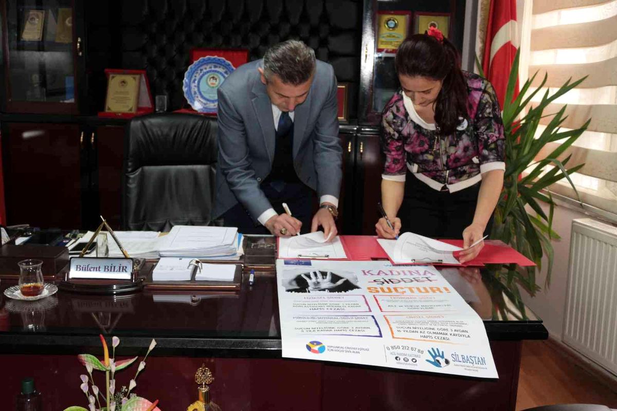Kadına şiddete afişli uyarı