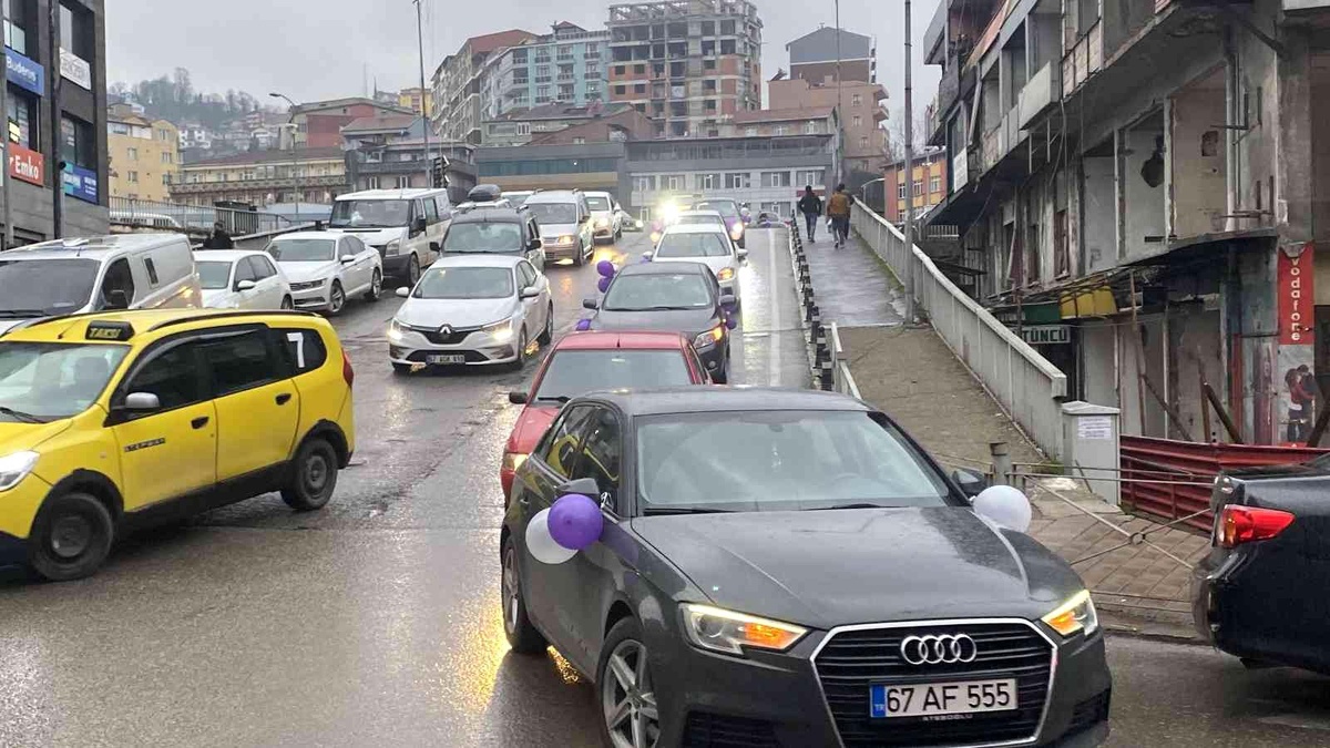 Kadınlar günü coşkusunu konvoyla kutladılar