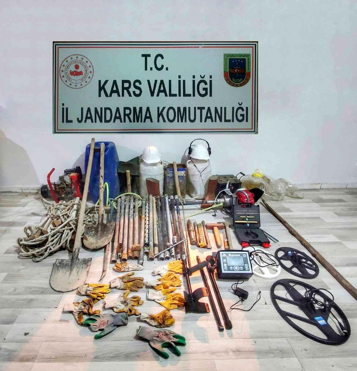 Kars\'ta defineciler suçüstü yakalandı
