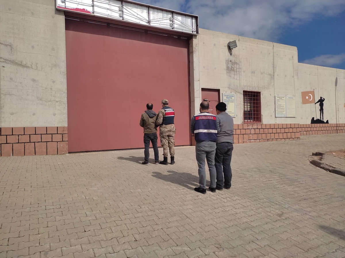 Kilis\'te kesinleşmiş hapis cezası bulunan 3 firari hükümlü yakalandı