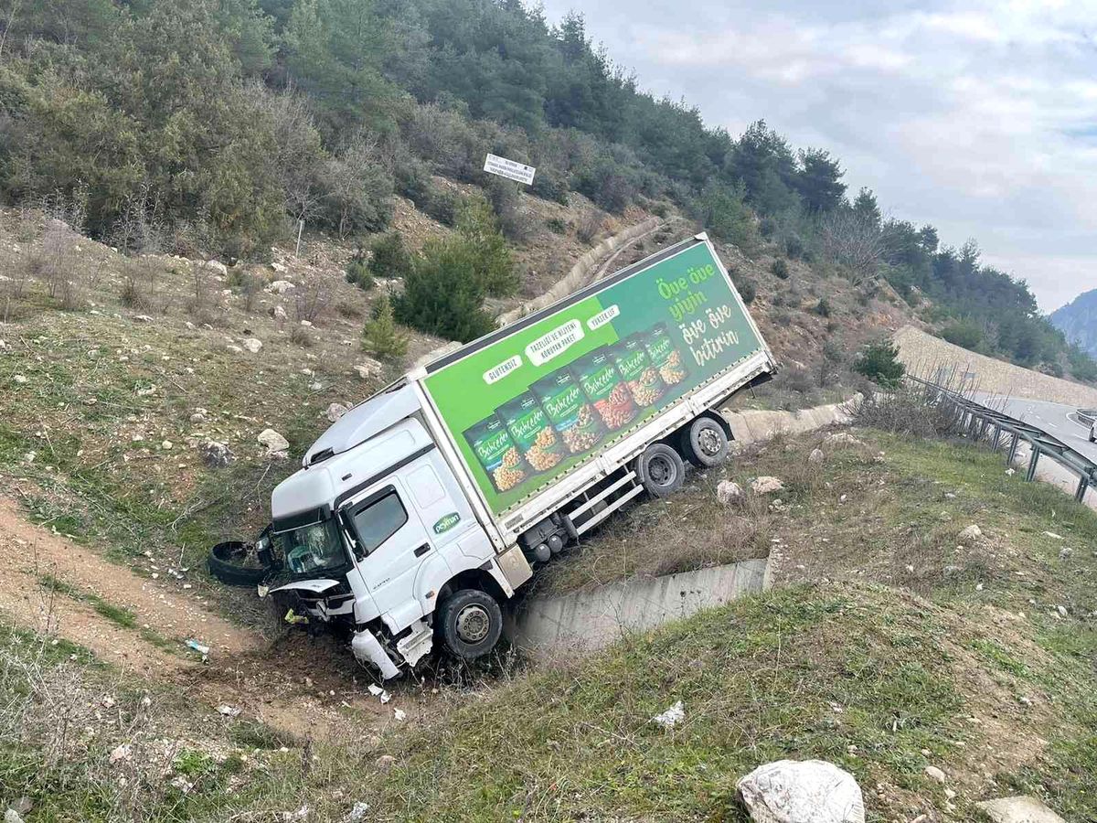 Kontrolden çıkan kamyon devrildi