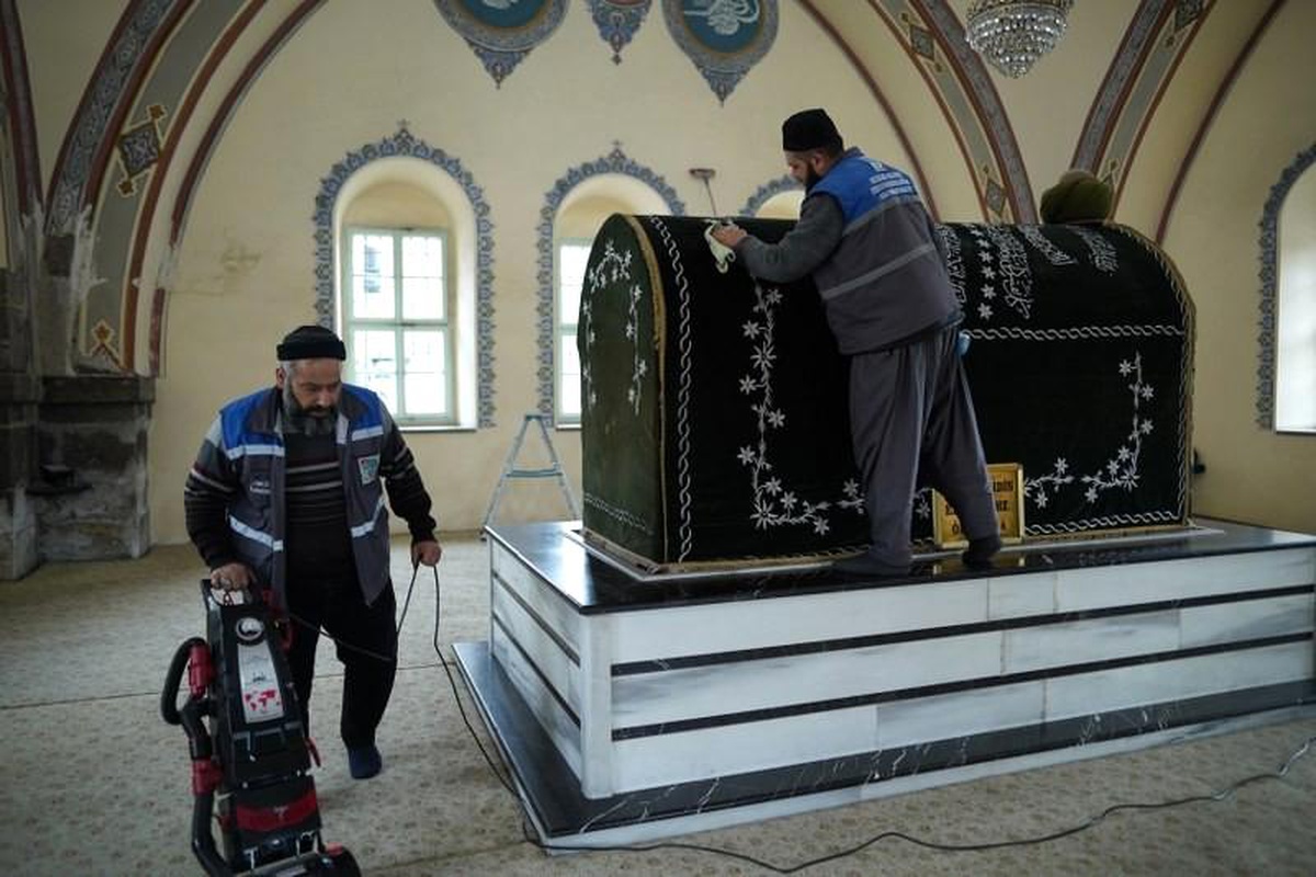 Melikgazi Belediyesi türbeleri gül suyu ile temizledi