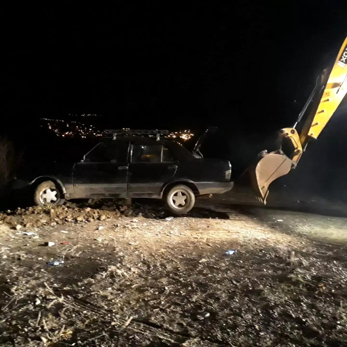 Otomobilini kurtarmaya çalışırken canından oldu