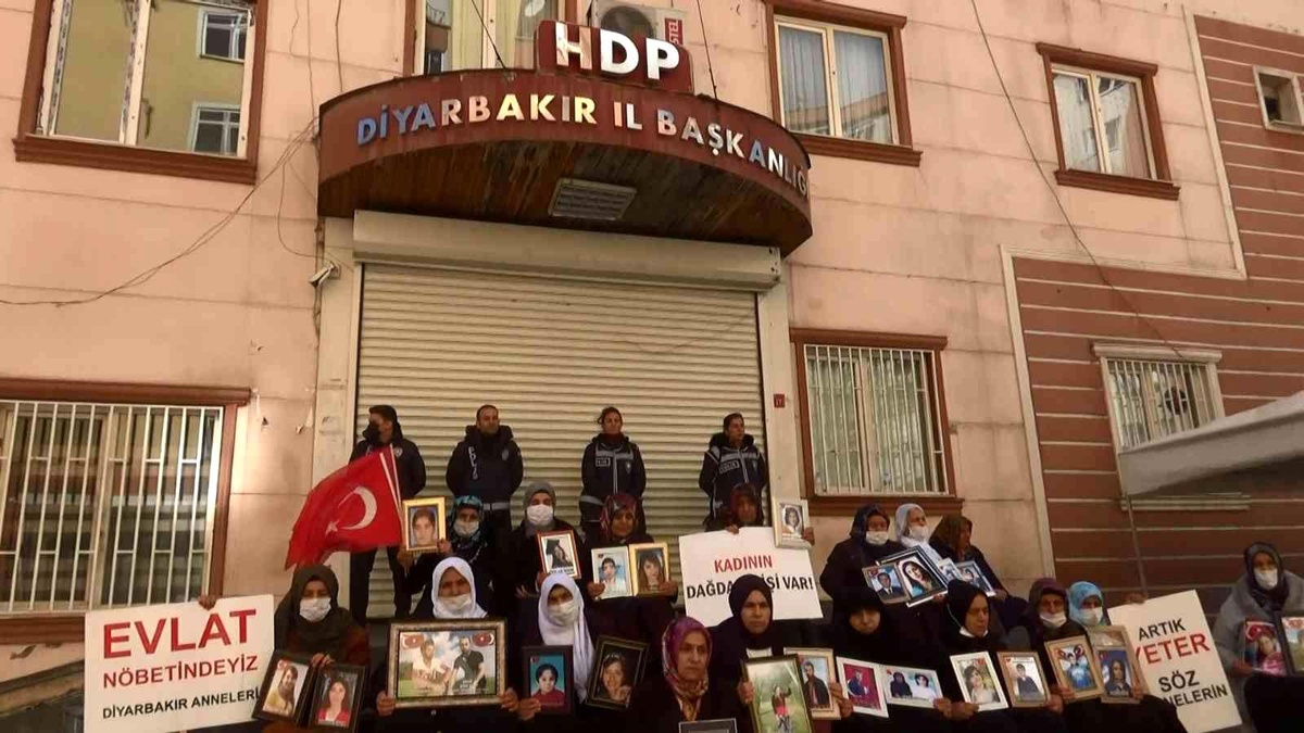 PKK\'ya karşı zafere ulaşan evlat nöbetindeki anne\'nin HDP\'ye \'8 Mart Dünya Kadınlar Günü\' tepkisi