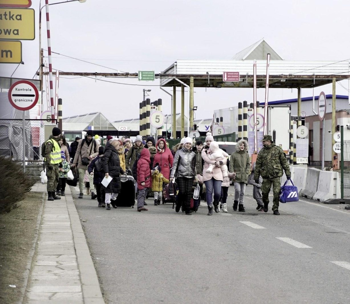 Polonya\'da tren istasyonu mülteci merkezine dönüştürüldü