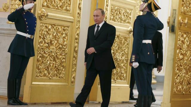Putin yürürken sağ kolunu neden sabit tutuyor? Uzmanlar Rusya liderinin KGB geçmişine dikkat çekiyor