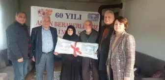 Rize'de evlilikte 60 yılını dolduran çiftlere yastık hediyesi