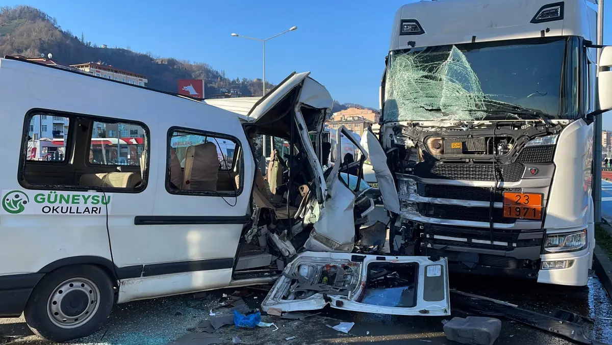 Tırla çarpışan okul servisinde can pazarı yaşandı! 1 kişi öldü, 13 kişi yaralandı