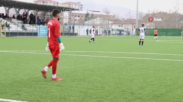 Sakatlanan kaleci, yedeği olmadığı için 65 dakika sahada kaldı
