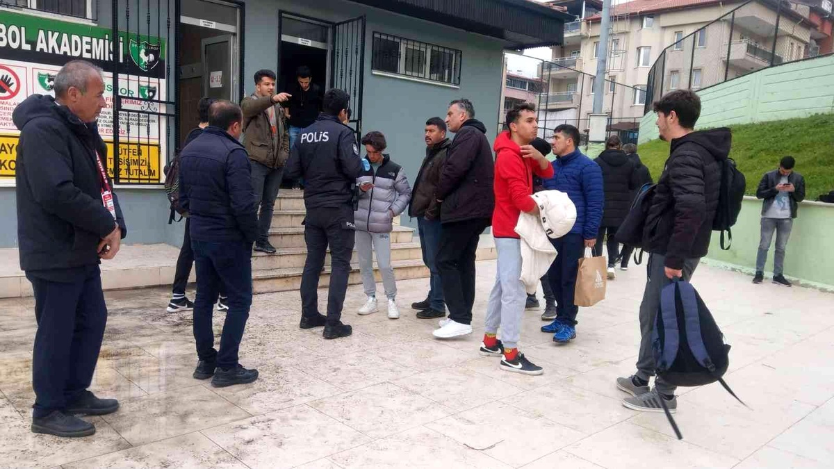 Soyunma odasına giren hırsız sporcuların özel eşyalarını çaldı
