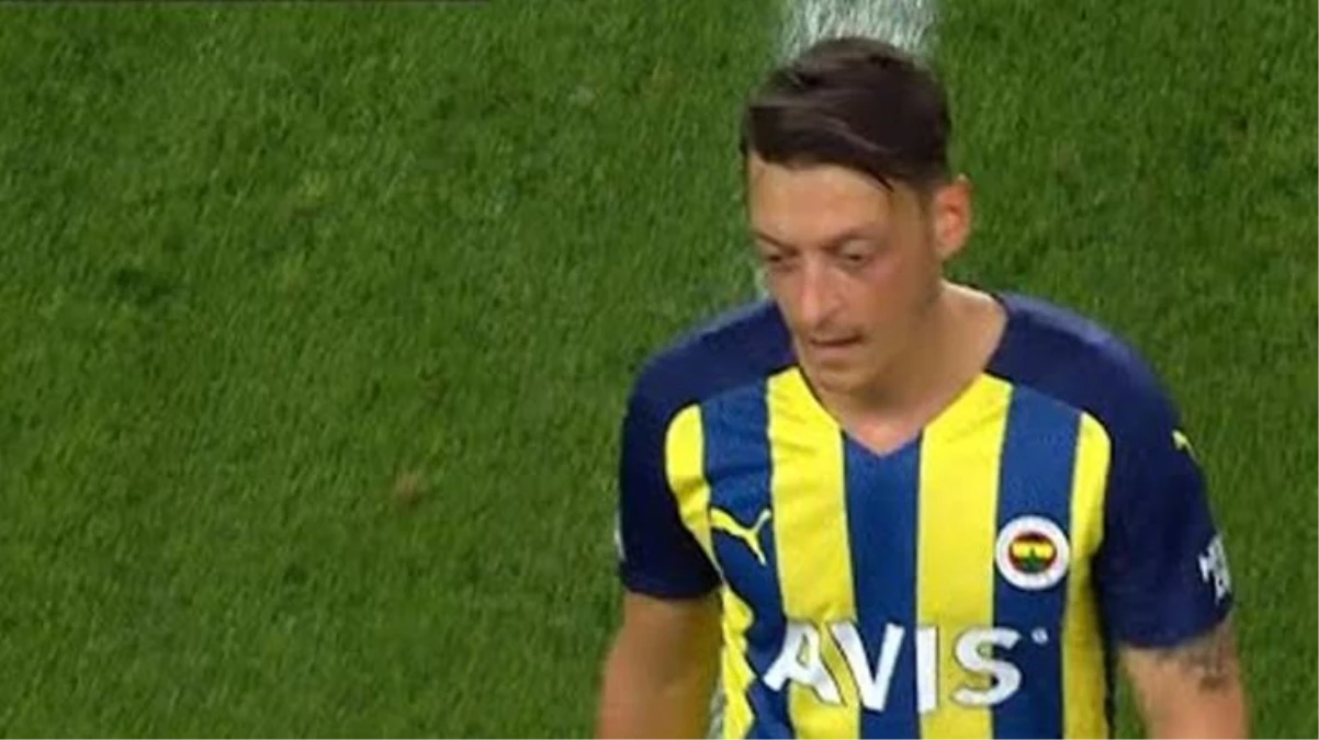 Mesut Özil\'in Trabzonspor maçındaki görüntüsü taraftarı delirtti! Sosyal medyada tepkiler çığ gibi büyüdü