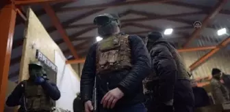 Son dakika haberleri... Ukrayna'da eli silah tutan siviller yakın çatışma eğitimi alıyor